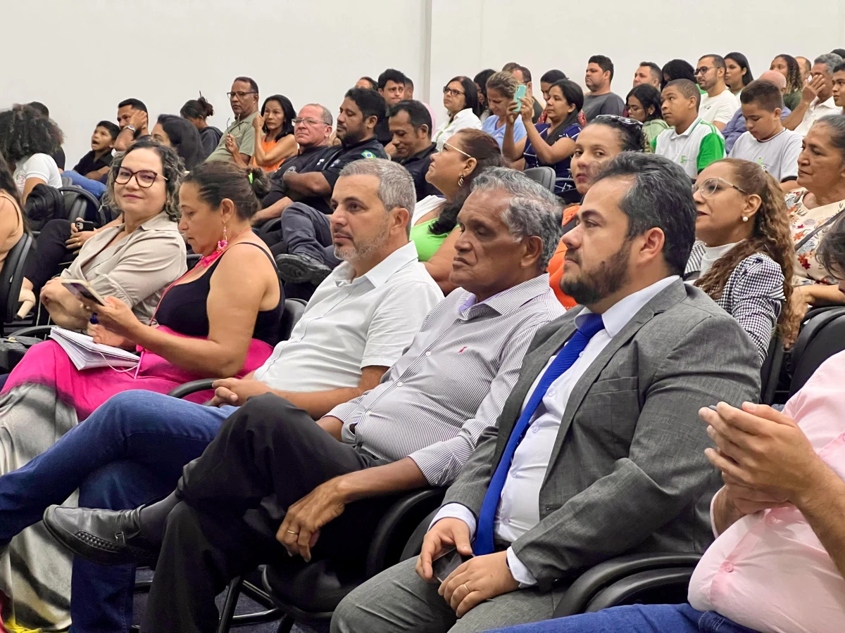 Wiston Gomes participa de entrega de notebooks do projeto PROFE Digital em Araguatins